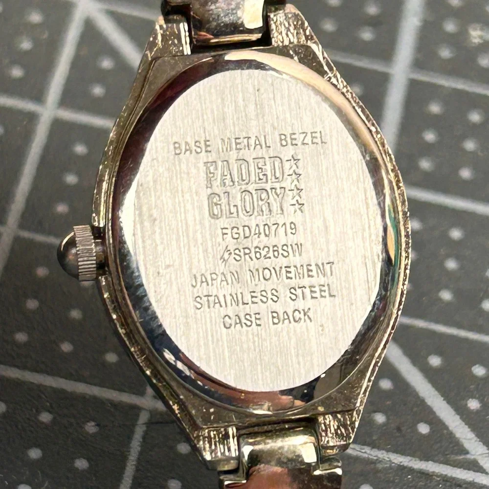 Faded Glory Womens Quartz Watch Silver Tone Blue Dial‎ Oval Case FGD40719